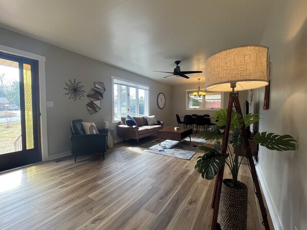 Smart TV - Charming 2-bedroom house in Warner Robins with WiFi and AC (Warner Robins)