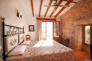 5 bedrooms, free WiFi, bed sheets