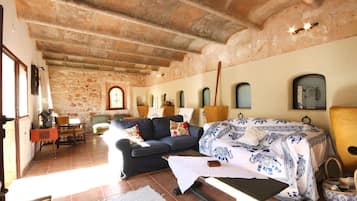 Een televisie en een tafeltennistafel