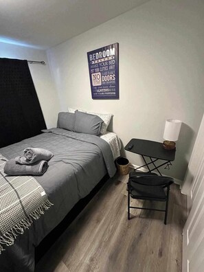 Dobbeltrom – royal, 1 queensize-seng, ikke-røyk | Skrivebord, skrivebord for bærbar PC og strykejern/-brett