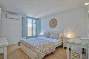 5 bedrooms, iron/ironing board, free WiFi, bed sheets