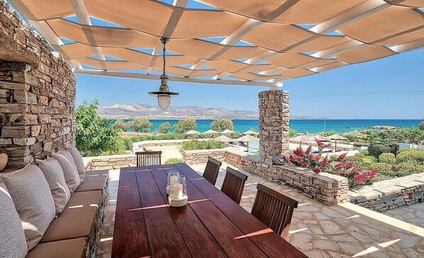 Outdoor dining - Villa 'Afroditi B' with Sea View, Wi-Fi and Air Conditioning (Antiparos Town)