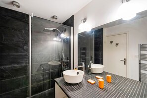 Doccia, asciugacapelli, asciugamani