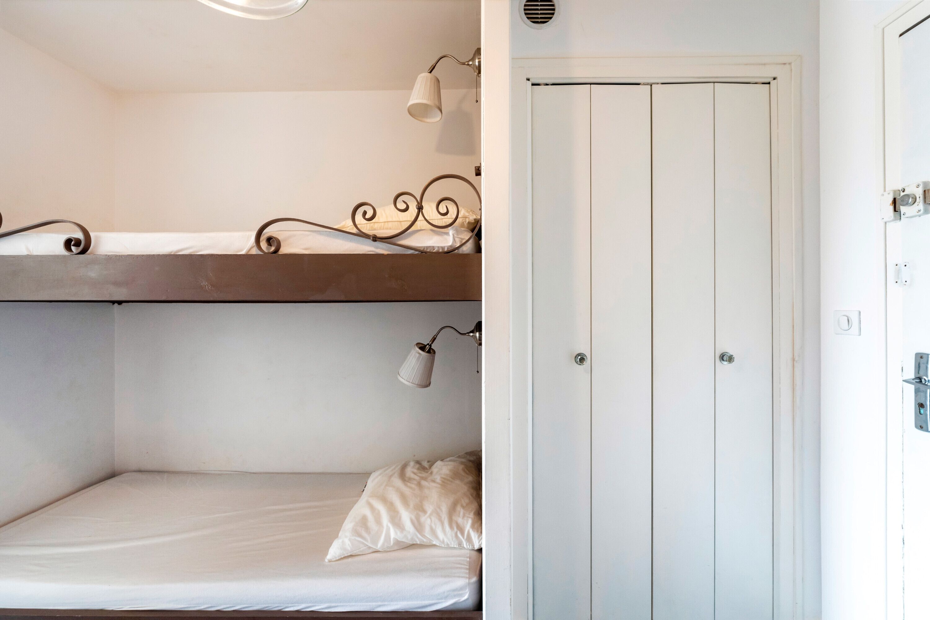 Tabla de planchar con plancha, wifi gratis, ropa de cama