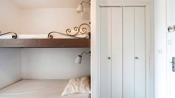 Tabla de planchar con plancha, wifi gratis, ropa de cama