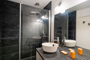 Shower, hair dryer, towels - Grand Large Studio Apartment – Ocean View, Perfect for a Getaway in Capbreton (Capbreton)
