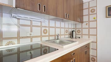 KĂŒhlschrank, Mikrowelle, Ofen, Herdplatte