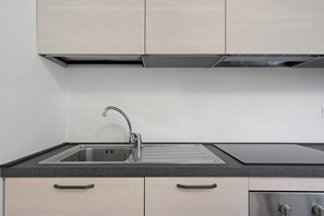 Fridge, microwave, oven, stovetop - Apartment 'Marilleva 900 Kristall' with Mountain View, Shared Terrace and Wi-Fi (Mezzana)