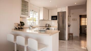 Een koelkast, een microgolfoven, een oven, een kookplaat