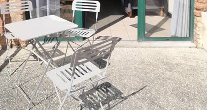 Studio 'Du Meslay' avec terrasse privée, jardin partagé et Wi-Fi