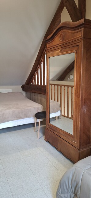 2 bedrooms, iron/ironing board, free WiFi, bed sheets - Holiday Home 'La Maisonnette Du Meslay' with Private Terrace, Shared Garden & Wi-Fi (Fyé)