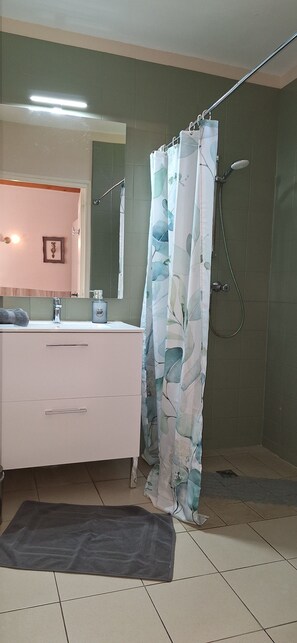 Dusj, hårføner og håndklær