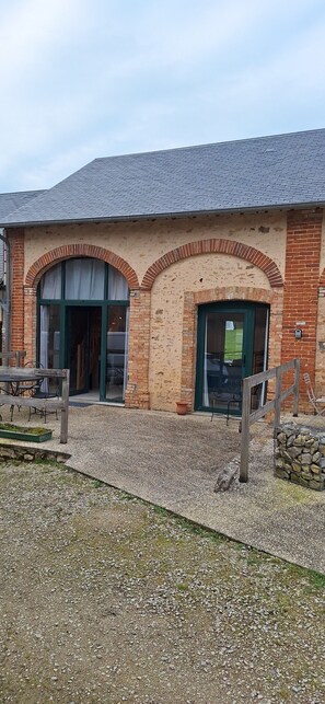 Exterior - Holiday Home 'La Maisonnette Du Meslay' with Private Terrace, Shared Garden & Wi-Fi (Fyé)