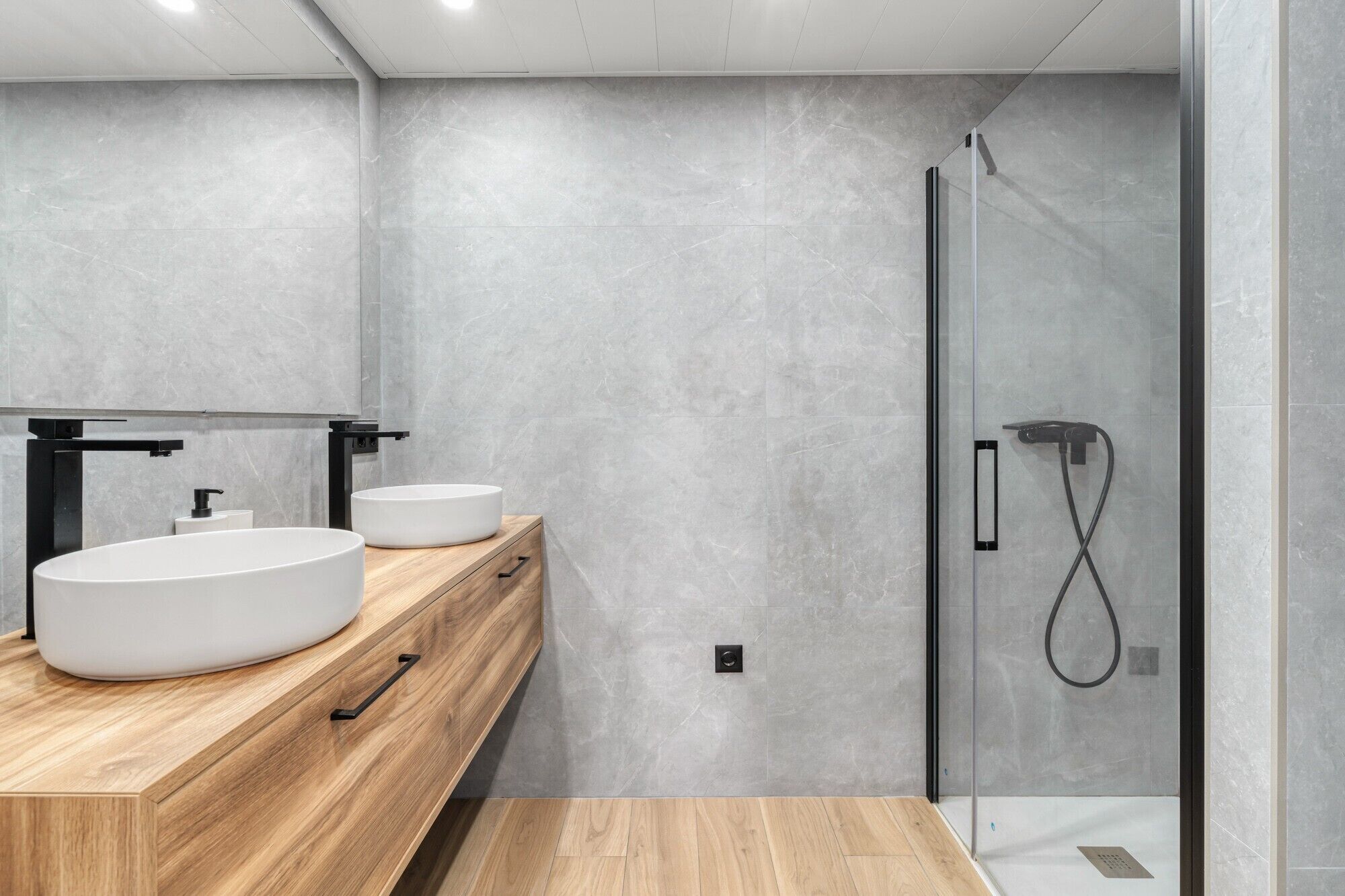 Een douche, handdoeken