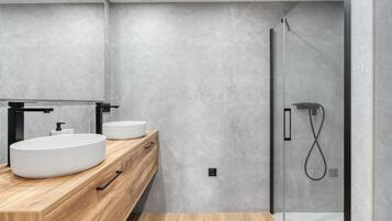 Een douche, handdoeken