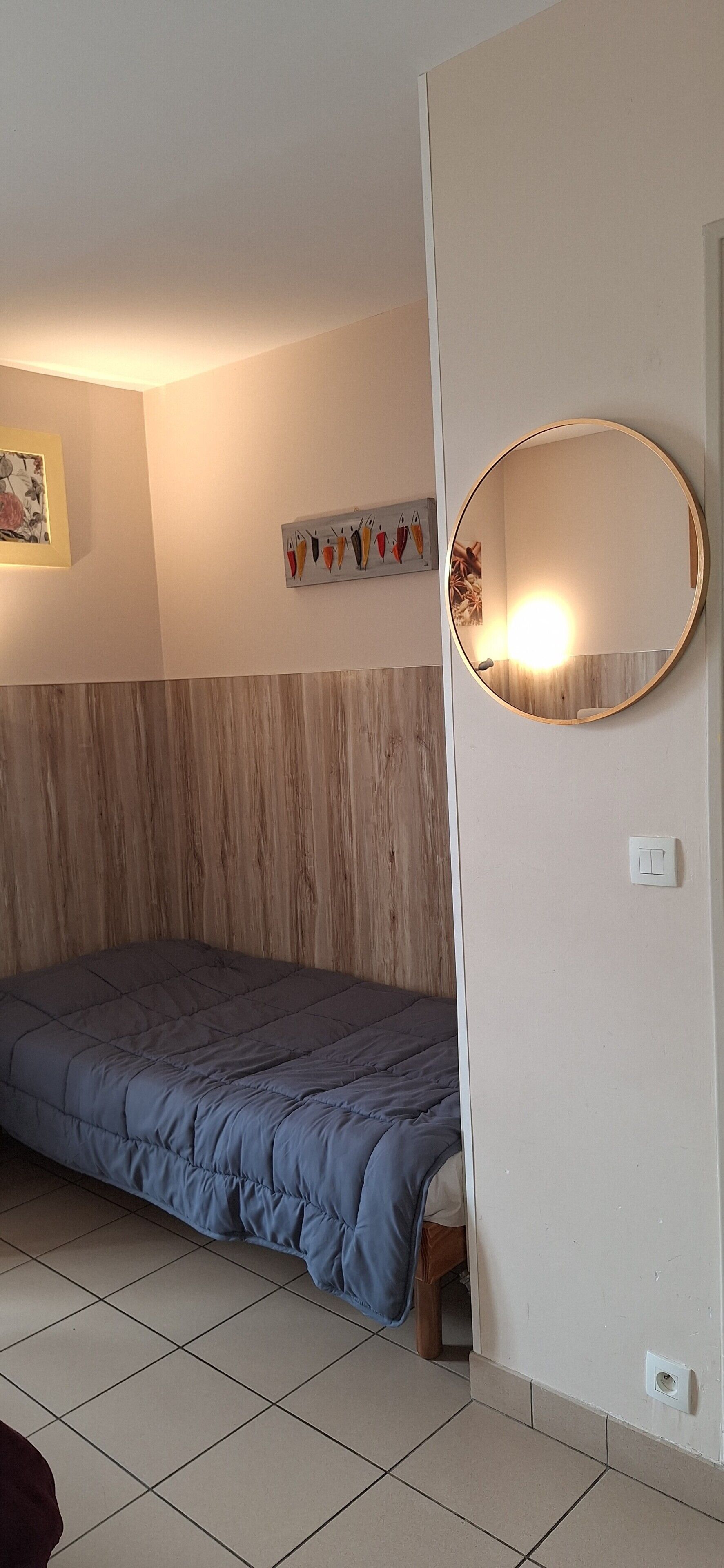 1 habitación, tabla de planchar con plancha, wifi gratis y ropa de cama 