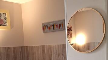 1 habitación, tabla de planchar con plancha, wifi gratis y ropa de cama