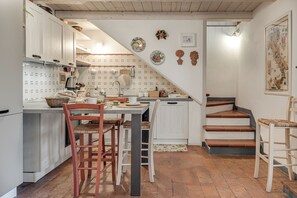 Frigorifero, forno, piano cottura, lavastoviglie