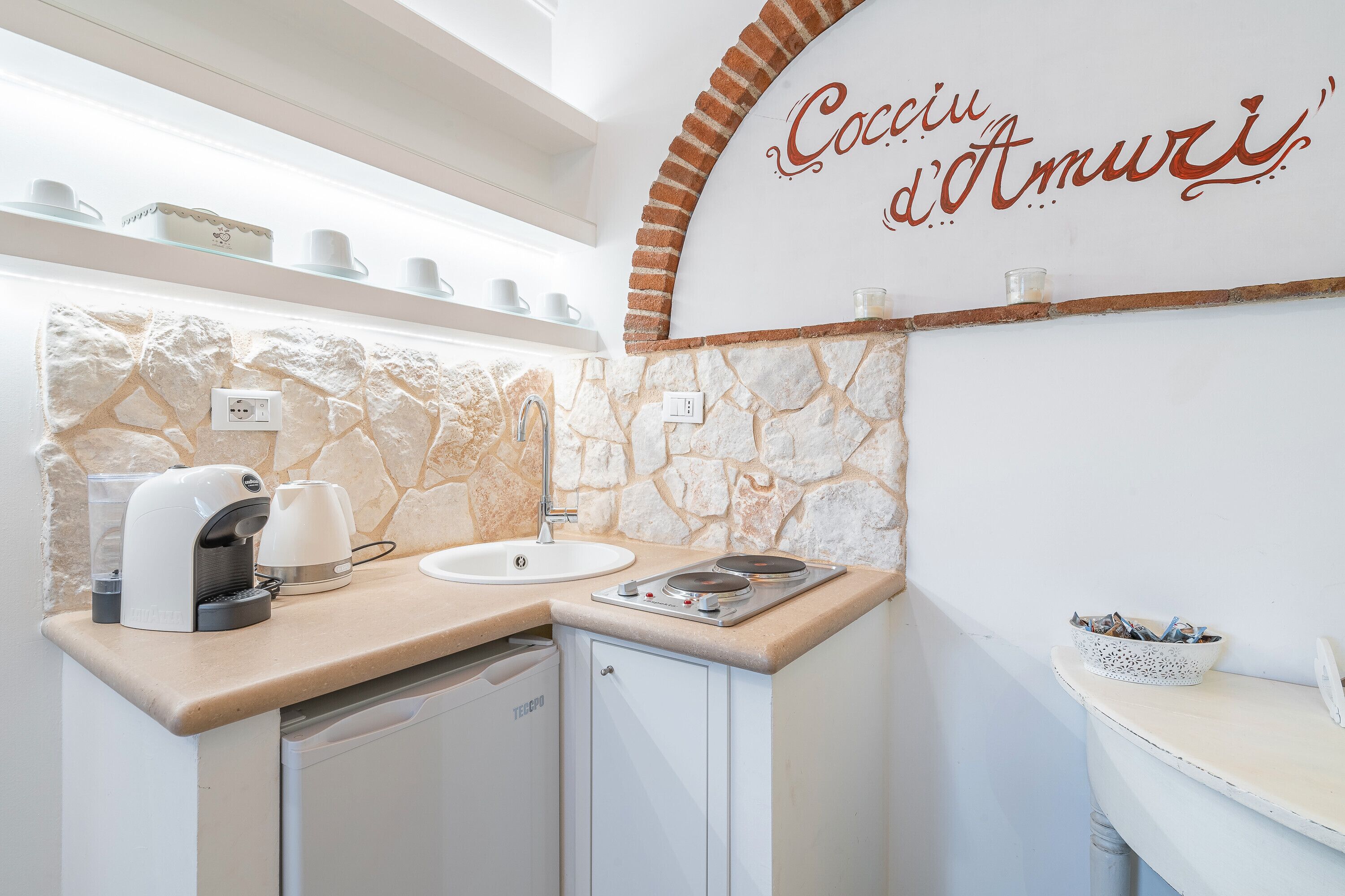 Kühlschrank, Ofen, Herdplatte, Wasserkocher mit Kaffee-/Teezubehör