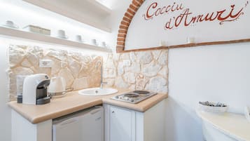 Kühlschrank, Ofen, Herdplatte, Wasserkocher mit Kaffee-/Teezubehör