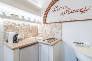 Een koelkast, een oven, een kookplaat, een koffiezetapparaat/waterkoker