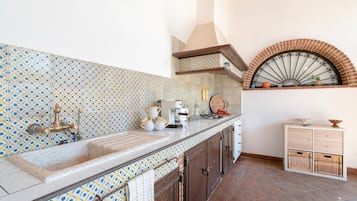 Fridge, oven, stovetop, coffee/tea maker