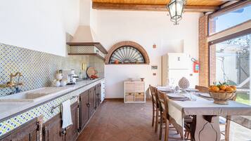 Fridge, oven, stovetop, coffee/tea maker