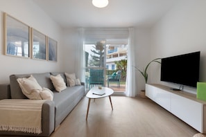TV - Apartment 'Don Pedro' with Shared Pool, Wi-Fi and Air Conditioning (Torremolinos)