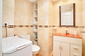 Suihku, hiustenkuivaaja, pyyhkeet