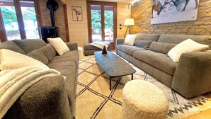Un salon chaleureux avec deux canapés, une table basse et un tapis.