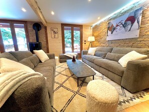 TV - Chalet 'Valentine' with Mountain View, Private Terrace and Wi-Fi (Les Deux Alpes)