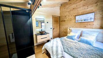 5 bedrooms, free WiFi, bed sheets