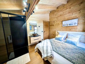 5 bedrooms, free WiFi, bed sheets - Chalet 'Valentine' with Mountain View, Private Terrace and Wi-Fi (Les Deux Alpes)