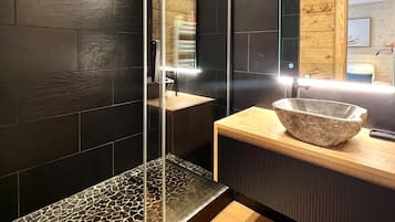 Regadera, secadora de cabello, toallas