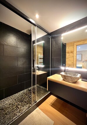 Douche, séchoir à cheveux, serviettes fournies