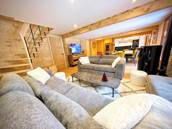 TV - Chalet 'Valentine' with Mountain View, Private Terrace and Wi-Fi (Les Deux Alpes)