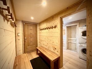 Interior - Chalet 'Valentine' with Mountain View, Private Terrace and Wi-Fi (Les Deux Alpes)