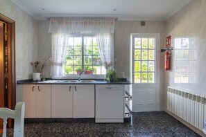 Jääkaappi, mikroaaltouuni, astianpesukone, kahvin-/teenkeitin