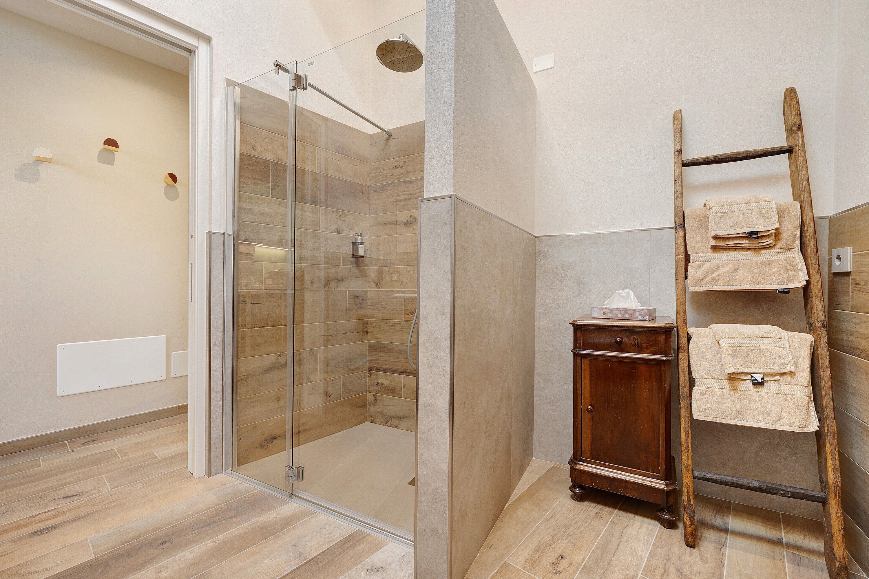 Dusche, kostenlose Toilettenartikel, Haartrockner, Handtücher