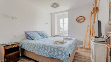 3 bedrooms, iron/ironing board, free WiFi, bed sheets