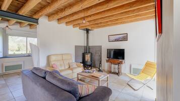 TV, fireplace, table tennis, stereo