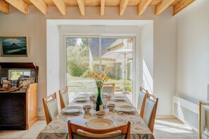 Dining - Holiday Home 'La Ferme D'Alcide' with Private Terrace, Private Garden and Wi-Fi (Québriac)