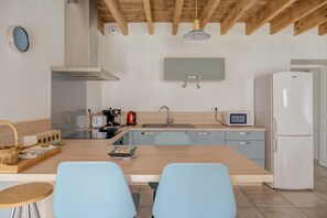 Fridge, microwave, oven, stovetop - Holiday Home 'La Ferme D'Alcide' with Private Terrace, Private Garden and Wi-Fi (Québriac)