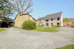 Exterior - Holiday Home 'La Ferme D'Alcide' with Private Terrace, Private Garden and Wi-Fi (Québriac)