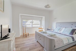 3 bedrooms, iron/ironing board, free WiFi, bed sheets - Holiday Home 'La Ferme D'Alcide' with Private Terrace, Private Garden and Wi-Fi (Québriac)