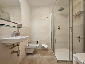 Dusj, hårføner og håndklær