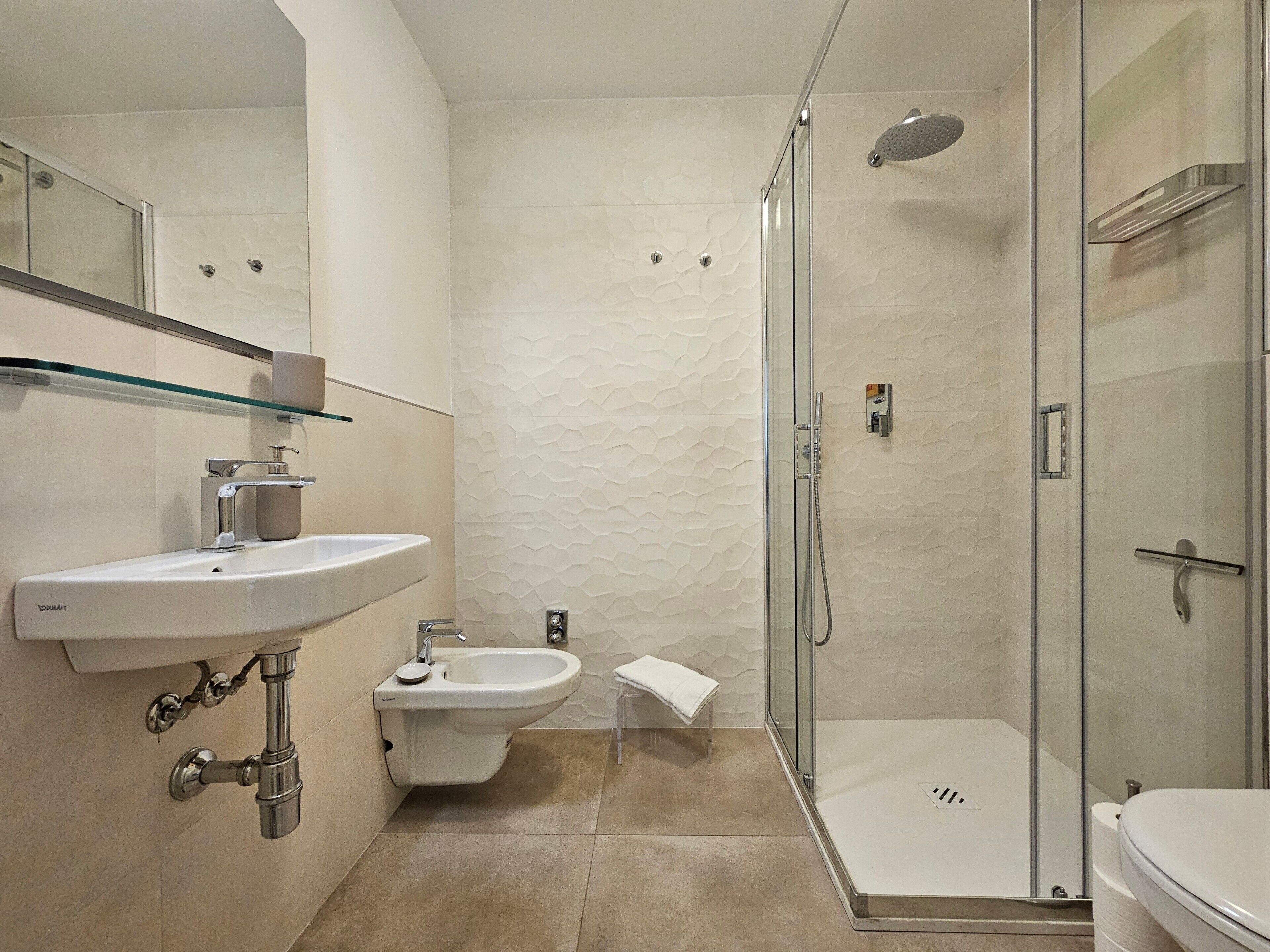 Dusche, Haartrockner, Handtücher