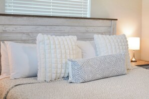 3 bedrooms, free WiFi, bed sheets - Janice Landing – Heated Pool, Covered Lanai, & Walking Distance to Beach (Indian Rocks Beach)