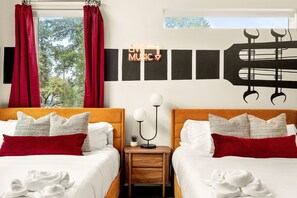 5 habitaciones, escritorio y tabla de planchar con plancha 