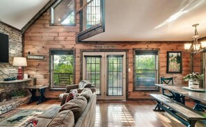 Smart TV, fireplace, books - 10 mins to Dollywood, Stunning Views, Open Space & HotTub, Pet (Pigeon Forge)